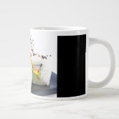 Sushi op een bord grote koffiekop (Rechts)