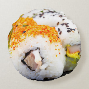 Sushi op een bord rond kussen