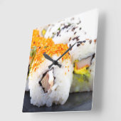 Sushi op een bord vierkante klok (Hoek)