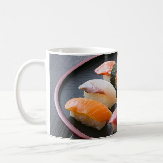 Sushi plate: Art packed with classic toppings Koffiemok (Links)