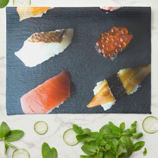 Sushi Sampler on Slate Plate Theedoek (Gevouwen)