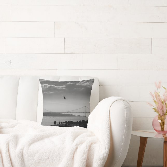 Suspension Bridge in Lissabon Black and White Phot Kussen (Bank)