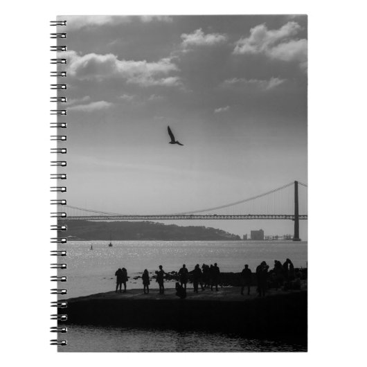 Suspension Bridge in Lissabon Black and White Phot Notitieboek (Voorkant)