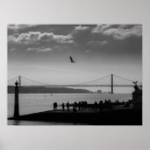 Suspension Bridge in Lissabon Black and White Phot Poster (Voorkant)