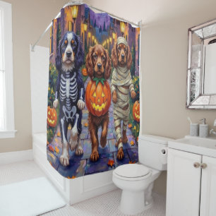 Sussex Spaniel Honden in Halloween Kostuums Douchegordijn
