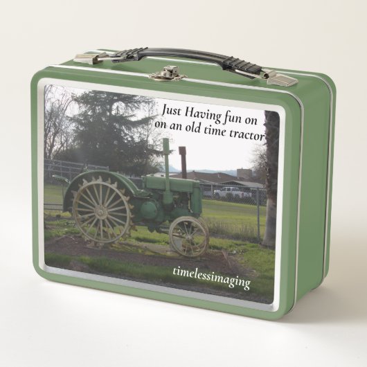 Sutter Buttes Mountain Range oude tractor. (Voorkant)