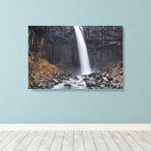 Svartifoss waterval in IJsland canvas print (Insitu (Houten vloer))