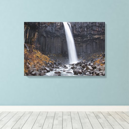 Svartifoss waterval in IJsland canvas print (Insitu (Houten vloer))