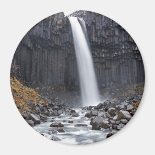 Svartifoss waterval in IJsland rond magnet