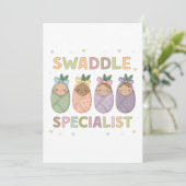 Swaddle Specialist Pastel Baby Illustration Kaart (Staand voorkant)