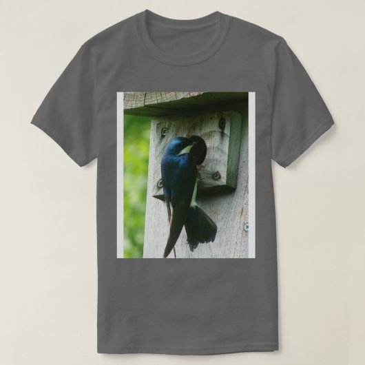 Swallow Bird Checking Out a Birdhouse T-shirt (Design voorkant)