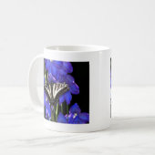 Swallowtail Butterfly op Delphiniums Koffiemok (Voorkant links)
