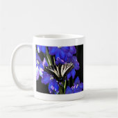Swallowtail Butterfly op Delphiniums Koffiemok (Links)