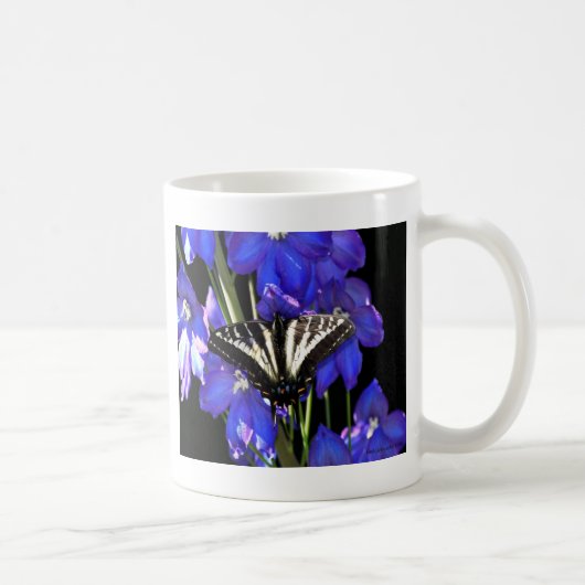 Swallowtail Butterfly op Delphiniums Koffiemok (Rechts)