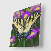 Swallowtail Butterfly op madeliefje Vierkante Klok (Hoek)