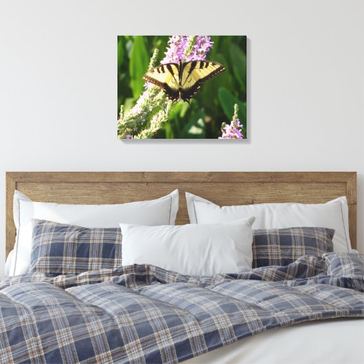 Swallowtail Butterfly op Paarse wilde bloemen Canvas Afdruk (Insitu (Slaapkamer))