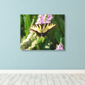 Swallowtail Butterfly op Paarse wilde bloemen Canvas Afdruk (Insitu (Houten vloer))