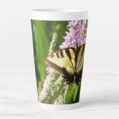Swallowtail Butterfly op Paarse wilde bloemen Latte Mok (Voorkant)