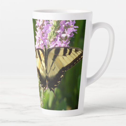 Swallowtail Butterfly op Paarse wilde bloemen Latte Mok (Rechts)