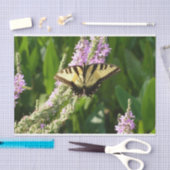 Swallowtail Butterfly op Paarse wilde bloemen Tissuepapier (Craft)