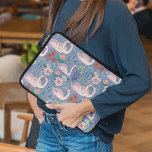 Swan Birds Floral Botanical Blue Pattern Laptop Sleeve<br><div class="desc">Twee  zwanen in een pond met botanische wildbloemen en leugens. Origineel kunstwerk van Caroline Bonne Müller</div>