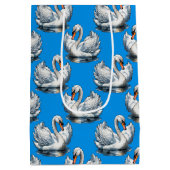 Swan Birds Pattern Design On Blue  Medium Cadeauzakje (Achterkant)