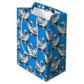 Swan Birds Pattern Design On Blue  Medium Cadeauzakje (Achterkant Gekanteld)