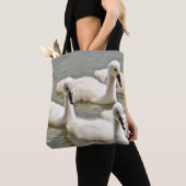 Swan Cygnets Swimming Tote Bag (Dichtbij)