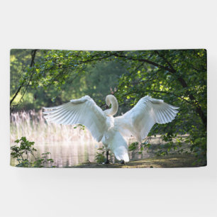 Swan met Wings Spread Spandoek