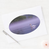 Swan op het meer ovale sticker (Envelop)
