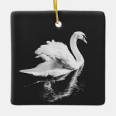 Swan Swimming Black en White Keramisch Ornament (Voorkant)