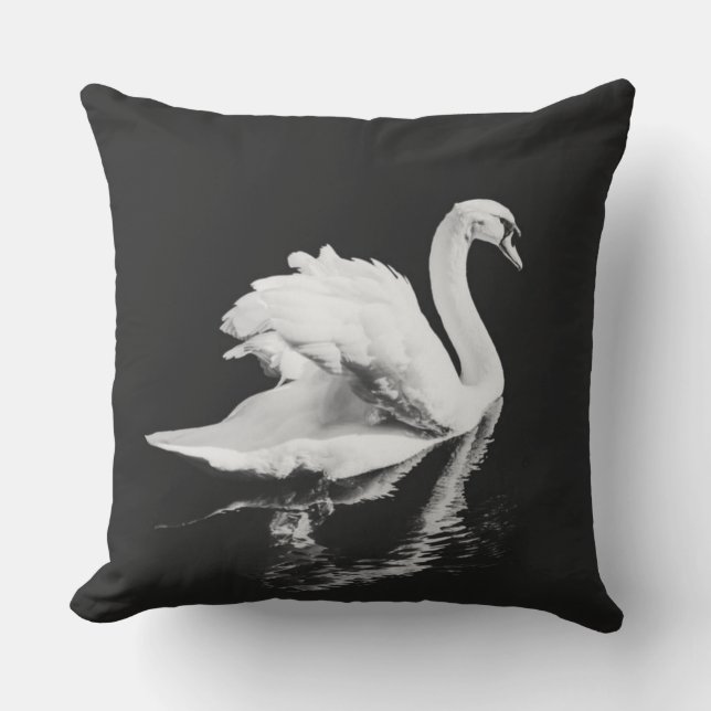 Swan Swimming Black en White Kussen (Voorkant)