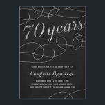 Swanky Silver 70th Birthday Party Kaart<br><div class="desc">Deze fancy,  stijlvolle 70e verjaardagsfeestuitnodiging biedt elegante  bloei,  scriptkalligrafie die "70 jaar" leest,  glittery faux Silver Fil,  en een schitterende zwarte achtergrond.</div>