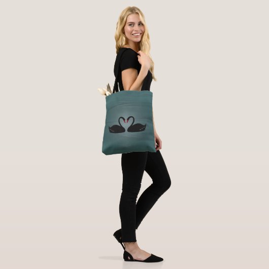 Swans Allover-Canvas tassen (Op model)