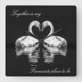 Swans in de liefdesklok van wilde dieren vierkante klok