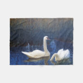 Swans in Reeds, Bruno Liljefors Fleece Deken (Voorkant (Horizontaal))