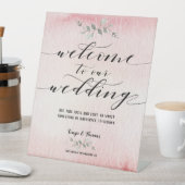 Swash Font Calligraphy Blush Pink Welcome Wedding Reclamebord Met Voetstuk (Insitu)
