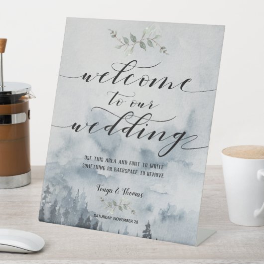 Swash Font Calligraphy Misty Winter Scene Wedding Reclamebord Met Voetstuk (Insitu)