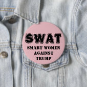 SWAT: Slimme vrouwen tegen Trump Ronde Button 4,0 Cm (In situ)