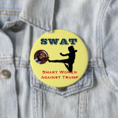 SWAT: Slimme vrouwen tegen Trump Ronde Button 4,0 Cm (In situ)