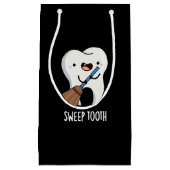 Sweep Tooth Funny Dental Pun Dark BG Klein Cadeauzakje (Voorkant)