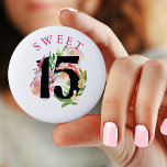 Sweet 15 Floral nummer 15th Birthday Ronde Button 5,7 Cm<br><div class="desc">Chic floral zoete 15-toets voor je 15e verjaardag. Een prachtig vrouwelijk ontwerp in roze en gouden waterverf rozen,  bloemen en groen met gouden hooglichten. Bekijk mijn Floral Chic-collectie voor overeenkomende objecten of,  stuur me een bericht om de sjablonen te creëer die je nodig hebt.</div>