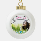 Sweet 16 Aangepaste foto Typografie Banner Keramische Bal Ornament (Voorkant)