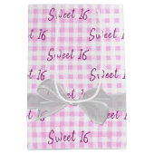 Sweet 16 Birthday Bow op Gingham Medium Gift Bag Cadeauzakje (Achterkant)