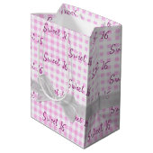 Sweet 16 Birthday Bow op Gingham Medium Gift Bag Cadeauzakje (Achterkant Gekanteld)