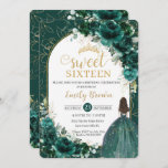 Sweet 16 Birthday Emerald Green Floral Princess Kaart<br><div class="desc">Pas deze mooie Sweet 16 / quinceañera / verjaardagsuitnodiging gemakkelijk en snel aan met een eigen formulering. Druk op de knop Aanpassen om de stijl en plaatsing van de tekst verder te herschikken en te formatteren. Overeenkomende objecten in de winkel! c) De Happy Cat Studio</div>