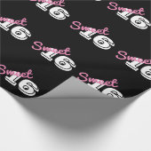 Sweet 16 Birthday Pink Black White Cadeaupapier (Hoek)