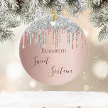Sweet 16 Birthday roos goudroze Keramisch Ornament<br><div class="desc">Een ornament voor een meisjesachtige en glamoureuze Sweet 16th Birthday. Een faux rozen gouden achtergrond met een elegant rozen goud en druppels, verfdruppelende look. De tekst: Sweet Sixteen is geschreven in donkergoud roos met een groot modern handgeschreven stijlschrift. Personaliseren en een naam toevoegen. Perfect als feestdecoratie, gunst, souvenir of als...</div>