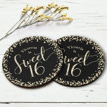 Sweet 16 Black Gold Glitter Confetti Chic Birthday Ronde Kartonnen Onderzetter<br><div class="desc">"Happy Sweet 16". Viel haar verjaardag met dit leuke, verbluffende, eenvoudige, persoonlijke papieren onderzetter. Gold glitter script typografie en confetti bedekken een zwarte achtergrond. Pas de douanetekst met de naam van uw dochter aan. Kies uit meerdere vormen. Verkocht als een set van 6. Geweldig voor de boeiende fashionista die van...</div>