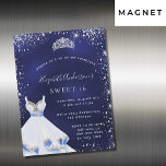 Sweet 16 blauwe zilverglitter jurk tiara glamoureu magnetische uitnodiging<br><div class="desc">Een moderne, stijlvolle en glamoureuze magnetische uitnodiging voor een Sweet 16, 16e verjaardagsfeestje. Een blauwe achtergrond van middernacht met faux zilveren glitter stof, een tiara en een jurk. De blauwe kleur is ongelijk. De naam wordt geschreven met een modern handgeschreven stijlmanuscript met letters. Pas je partijgegevens aan en voeg deze...</div>